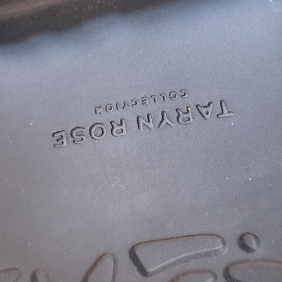 Taryn Rose Collection Taziana Black Patent Leather Thong Sandals. Size 8M - Picture 8 of 9